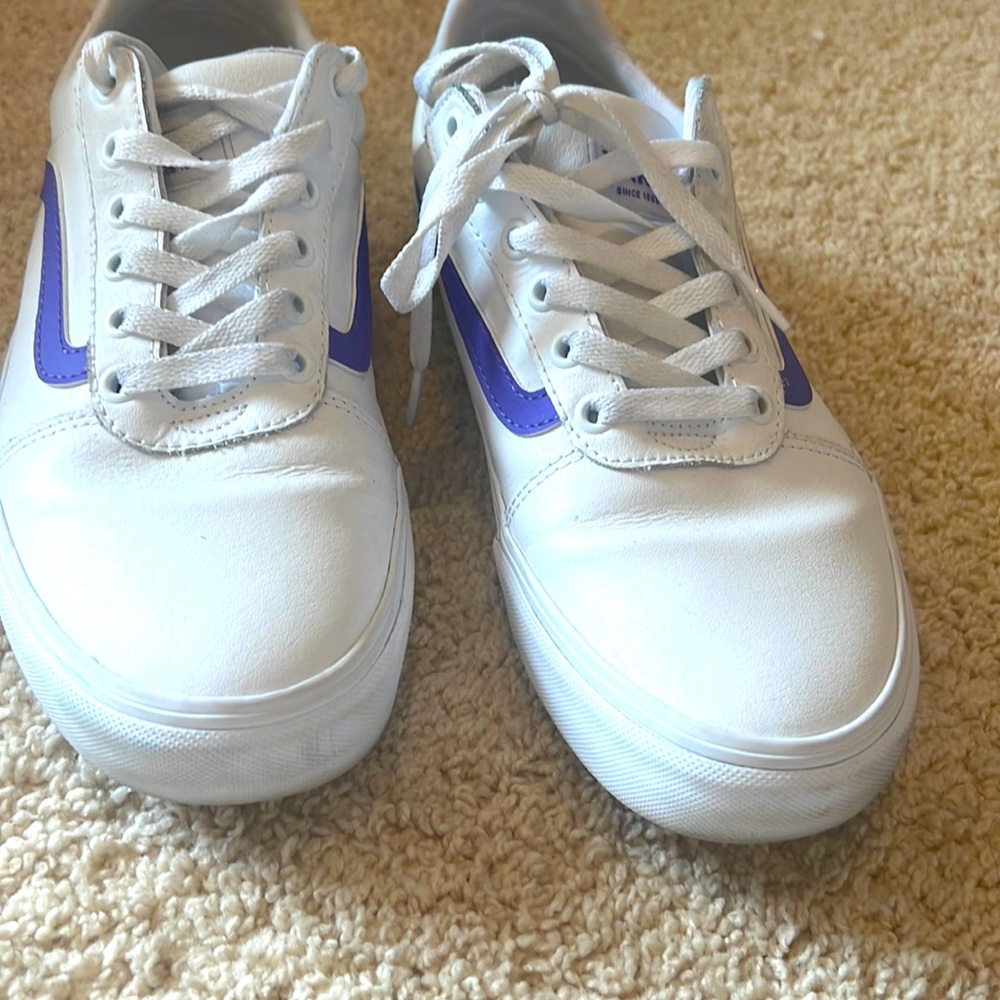 Woman’s Vans Size 10